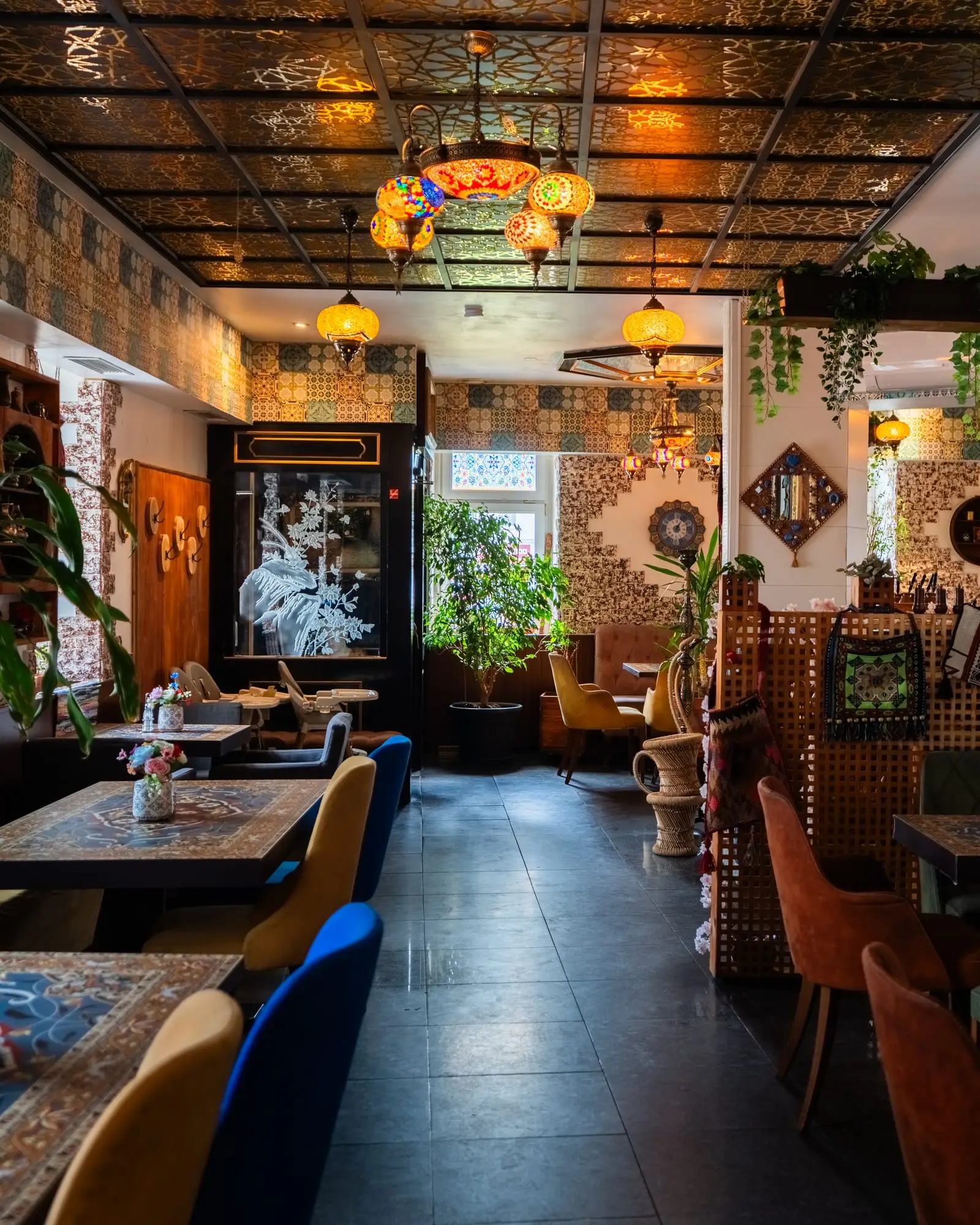 Babylon: Neueröffnung, Interieur, Küche und Bar als laufende Reel-Serie mit Fotos und Drucksachen.