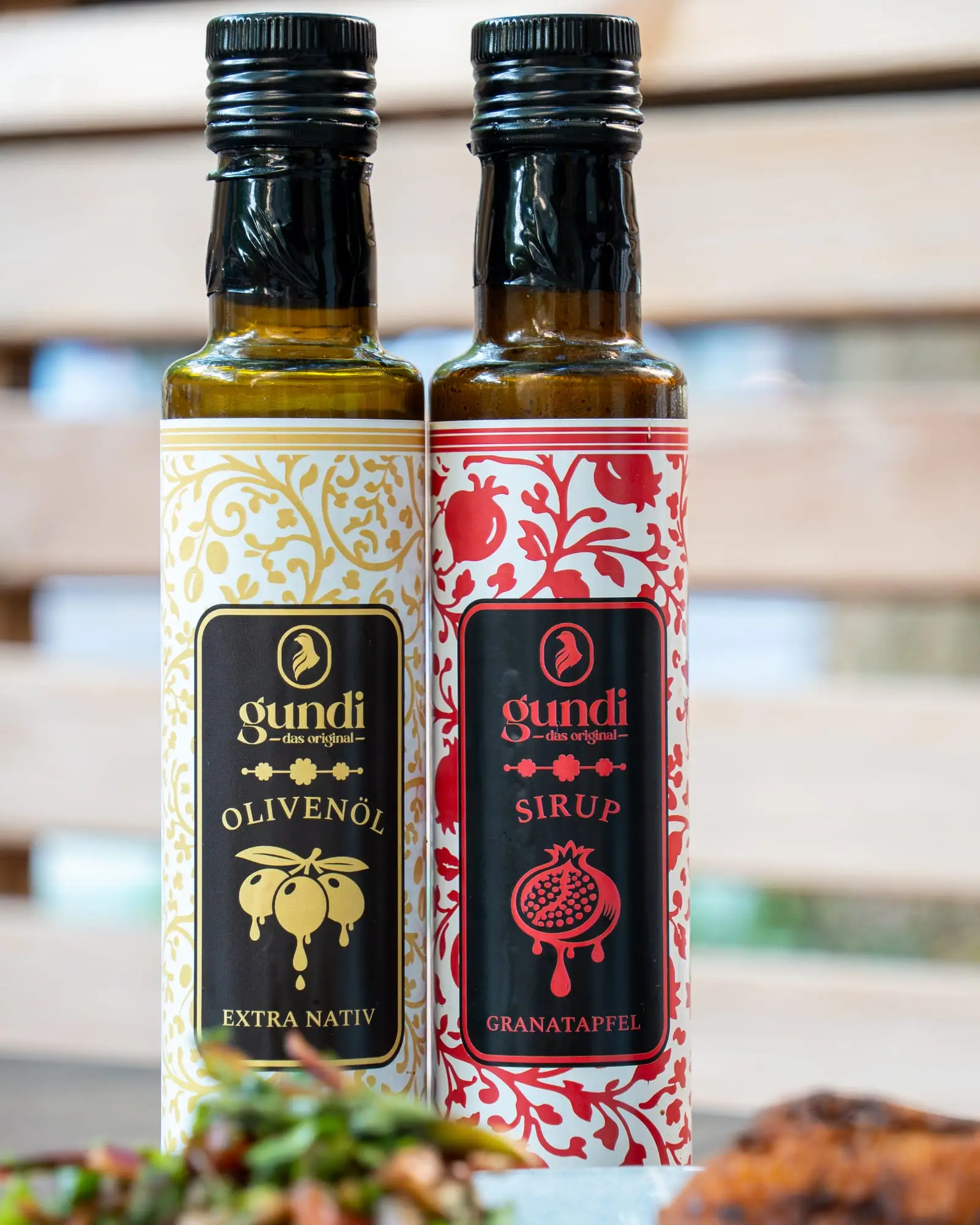Gundi das Original: Packshots auf Holz und Blau, Serviervorschläge auf dem Teller.