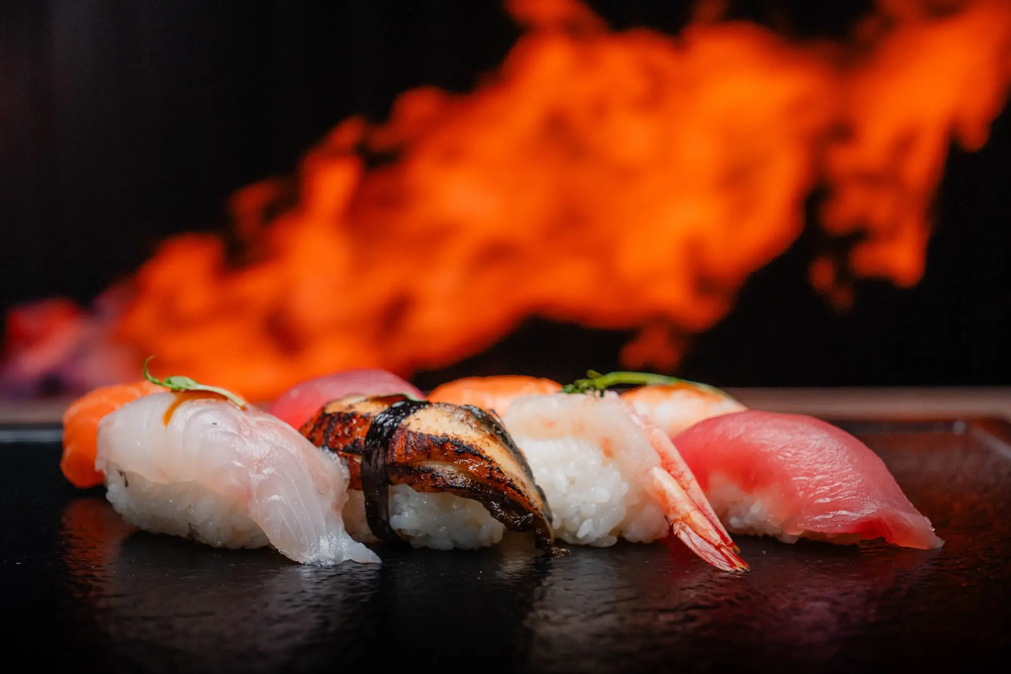 Tenno Sushi: Moody-Fotos mit Flamme für Social, Freisteller für die Speisekarte.